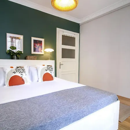Vibrant Flat With Balcony In Sisli * Стамбул