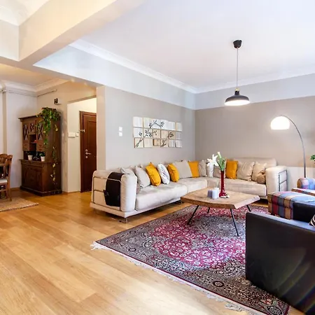 Апартаменты Vibrant Flat With Balcony In Sisli Стамбул