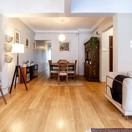 Vibrant Flat With Balcony In Sisli Κωνσταντινούπολη